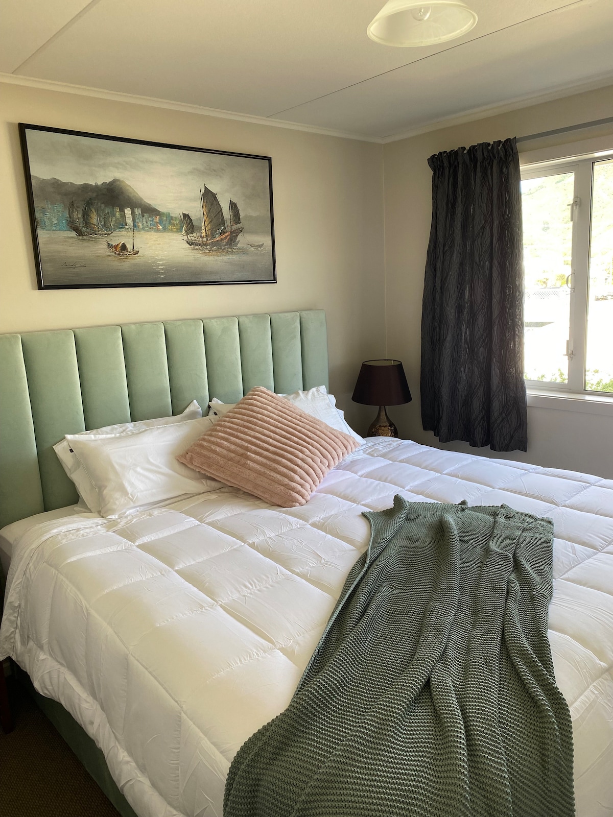 1 სუპერ-კინგ-ზომის საწოლი ძალიან რბილი თეთრეულით. ორმაგი გარდერობი. დამატებითი ბალიშები და საბნები