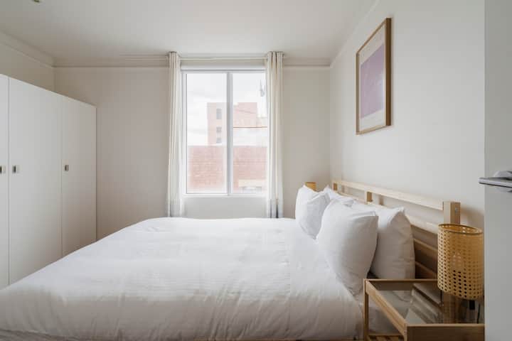 Сместете се во друга брачна спална соба со чиста постелнина, простор за гардероба и едноставен стил за мирна ноќ.