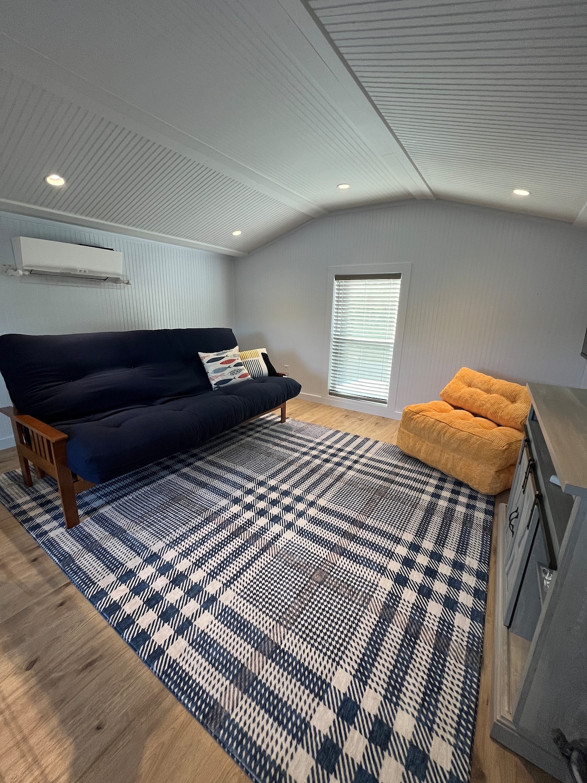 4. spálňa sa nachádza na poschodí herne – mimo hlavného domu – takže je ideálna pre staršie deti alebo mladých dospelých. Izba je prístupná po rebríku, ktorý nemusí byť vhodný pre veľmi malé deti.