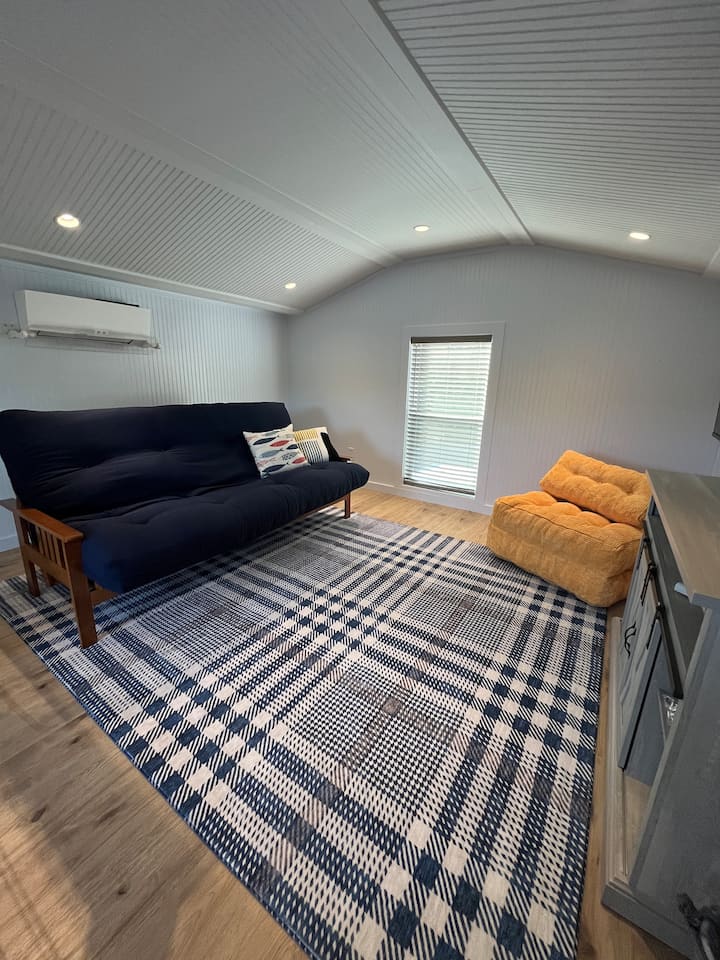 Chumba cha 4 cha kulala kilicho ghorofani ya nyumba ya mchezo - nje ya nyumba kuu - kwa hivyo ni bora kwa watoto wakubwa au vijana. Chumba kinafikika kwa ngazi, huenda kisifae kwa watoto wadogo sana.