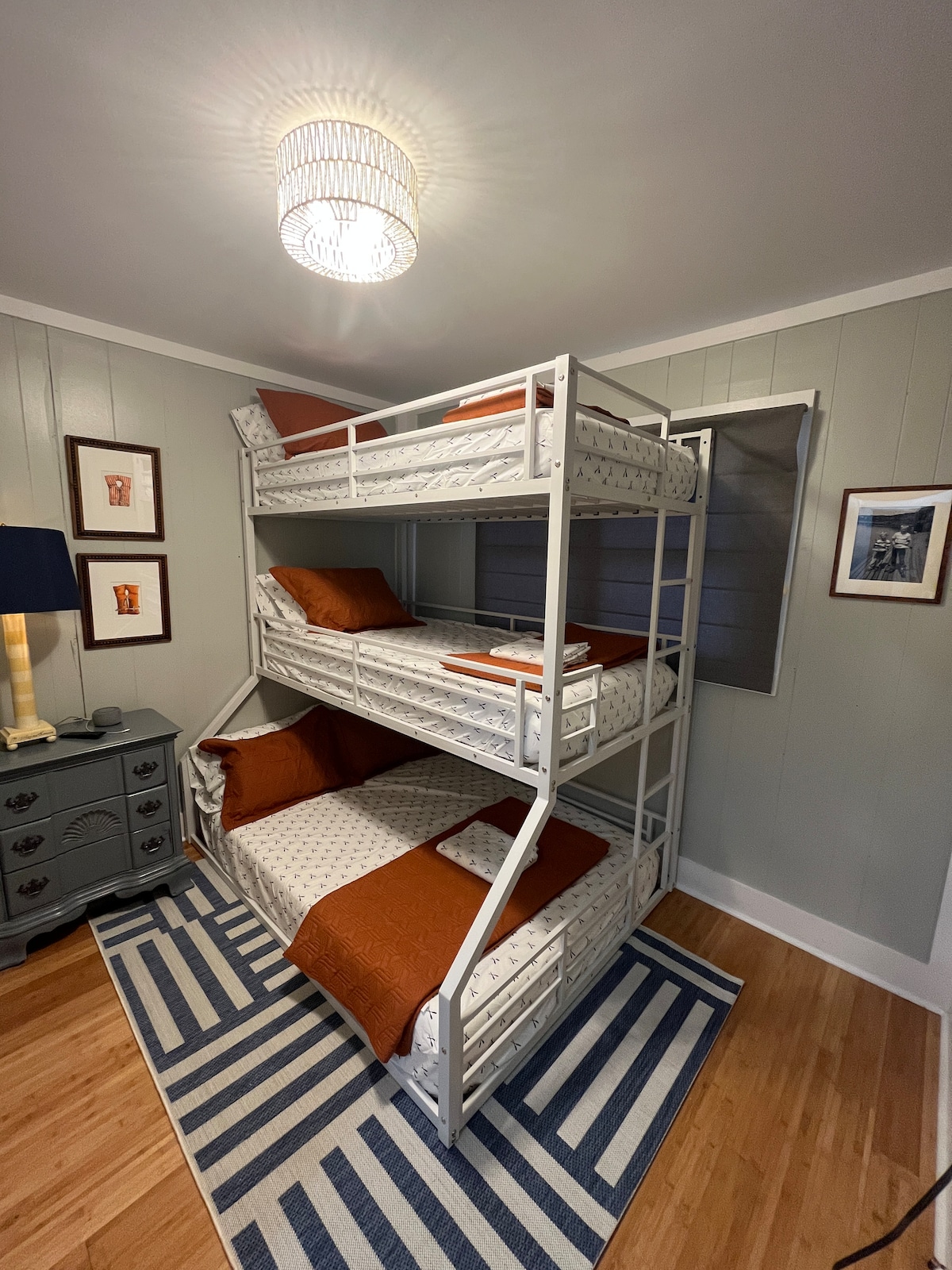 Trojlôžková poschodová posteľ (dve jednolôžkové postele nad manželskou posteľou) pre 4 osoby. Televízor je tiež namontovaný na bočnej stene.