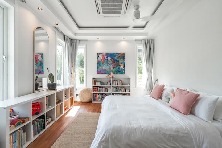 تحتوي هذه الغرفة الآن على سريرين مفردين.