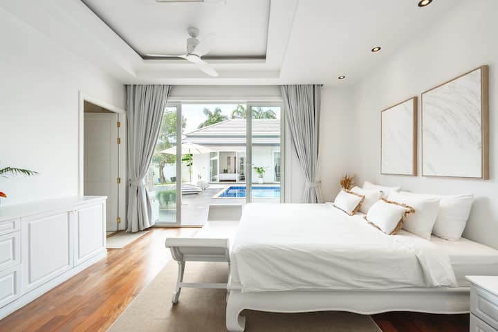 غرفة نوم بحجم كينج في الطابق الأرضي مع حمام خاص. يطل على المسبح. 