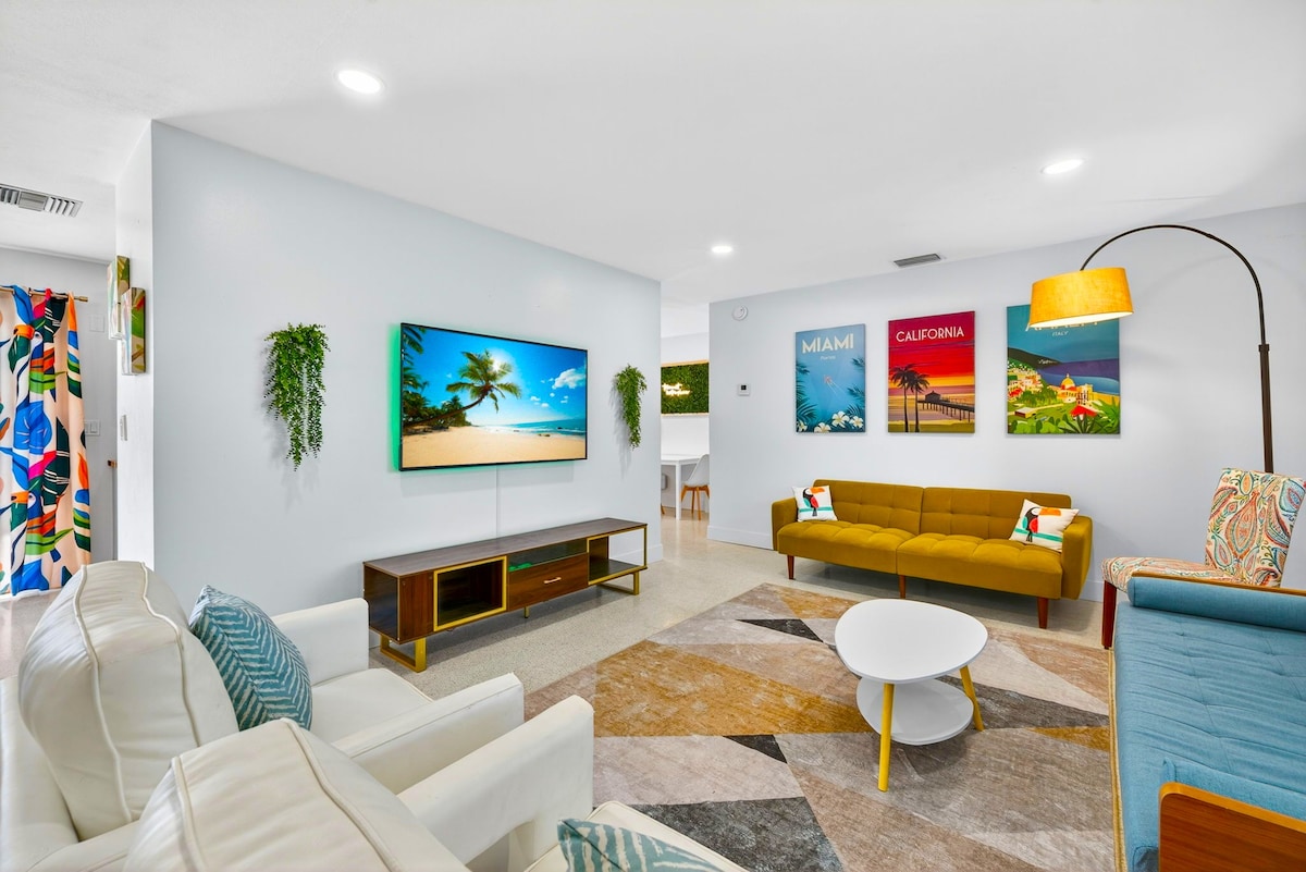 استرخ واستمتع ببرامجك المفضلة على تلفزيون ذكي مقاس 65 بوصة محاطًا بأعمال فنية استوائية جريئة — بما في ذلك مطبوعات ميامي وكاليفورنيا العتيقة التي تحتفل بالحياة الساحلية.