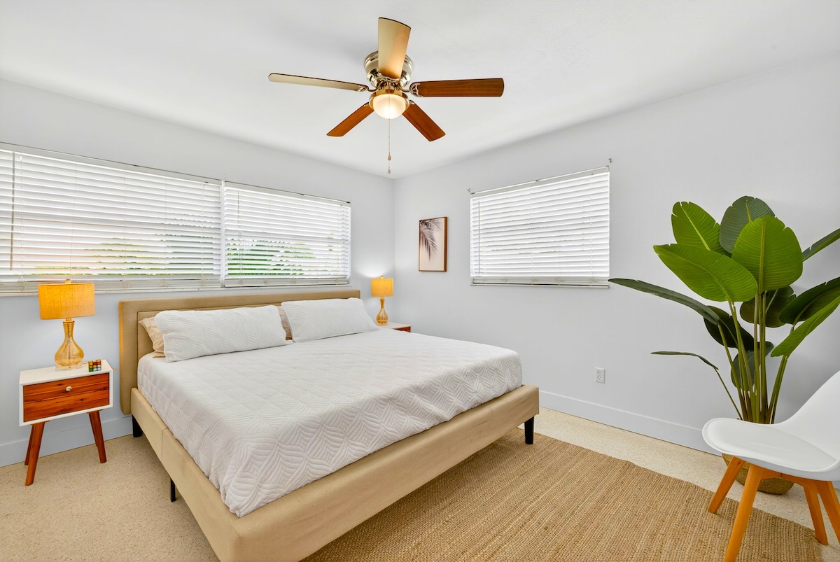 استمتع بالنوم بسهولة في هذا الجناح الهادئ الذي يضم سرير كينج، ويتميز ببياضات ناعمة وديكور بسيط وألوان هادئة مصممة للاسترخاء التام بعد قضاء يوم على الشاطئ أو استكشاف وسط مدينة كيب كورال.