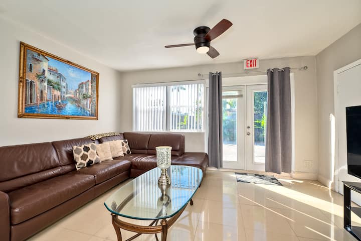Amazing 5 Bed 3 Bath With Jacuzzi Pool - Miramar, FL