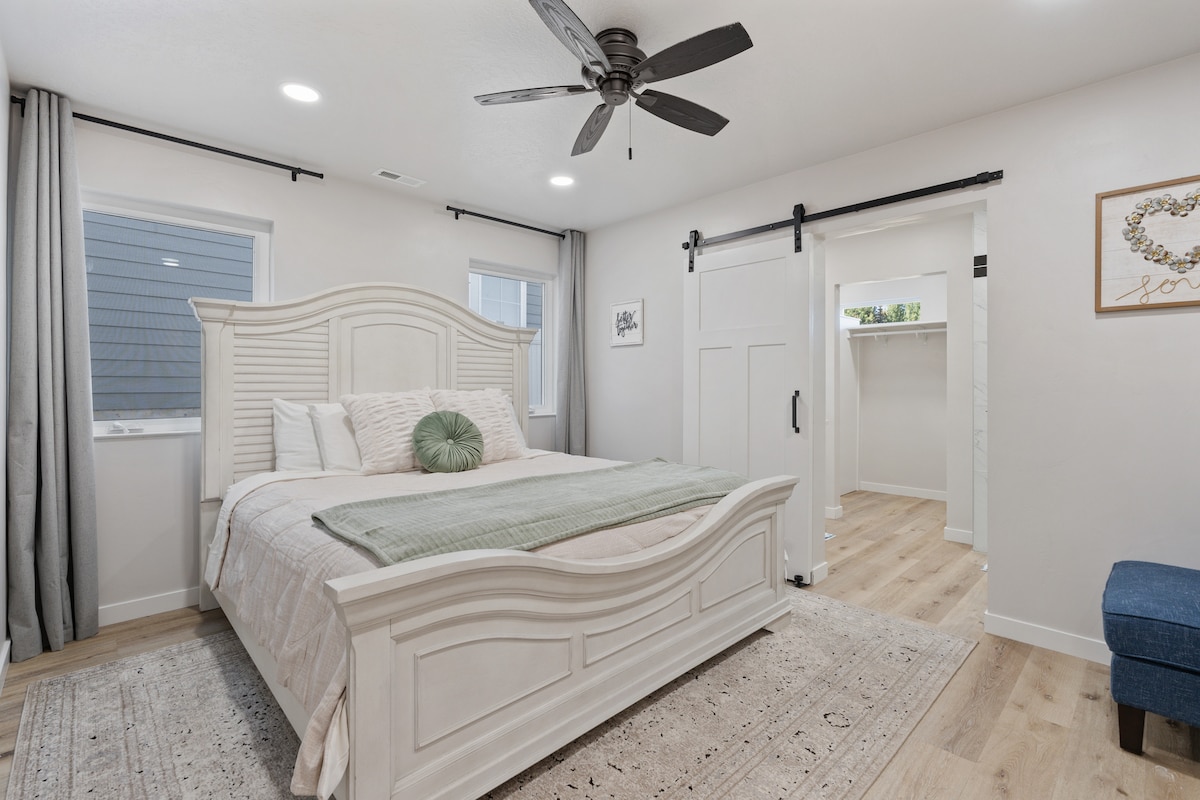 חדר שינה 1 - מיטת קינג + חדר רחצה צמוד