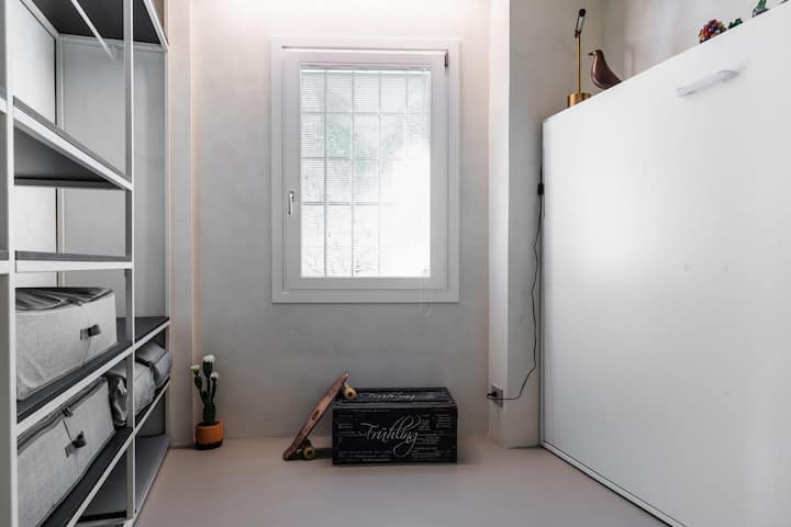 Гардеробер со брачен кревет (широк 150-179 см) скриен зад бела табла