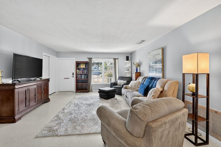 Cozy Haven Near Manatee Memorial And Great Beaches - Anna Maria Island, FL