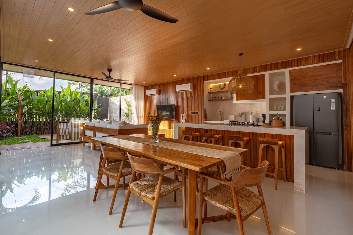 Villa in South Kuta · 2 bedrooms · 3 beds · 2.5 private baths, comparable Airbnb