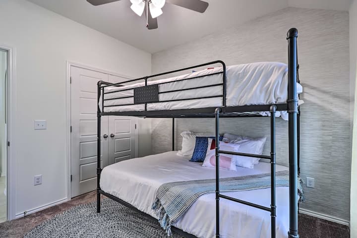 Schlafzimmer 2 mit Etagenbetten in Queensize-Größe