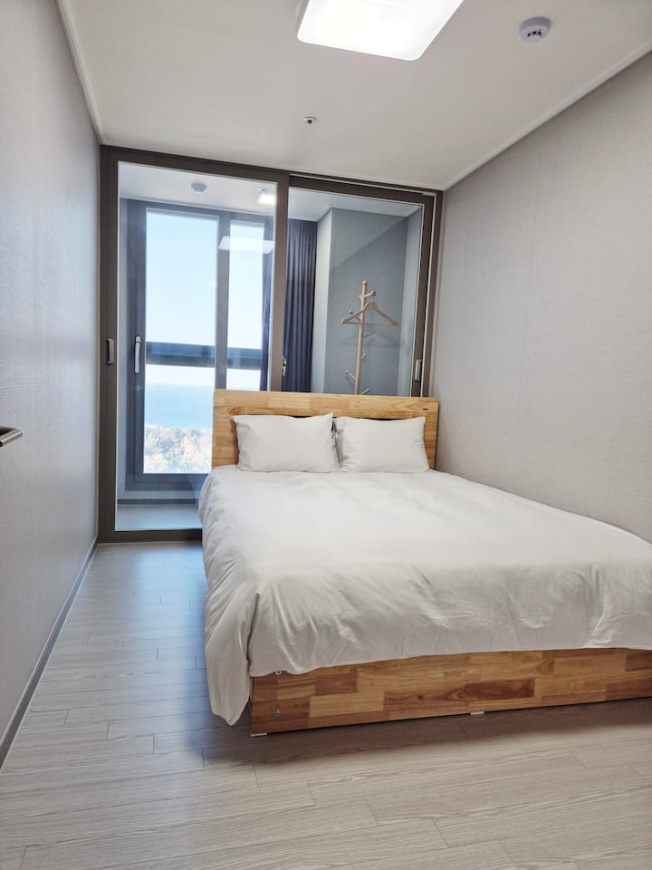 Простор за удобен одмор под суптилно осветлување. Одлично е да се престојува со пријателите или семејството.