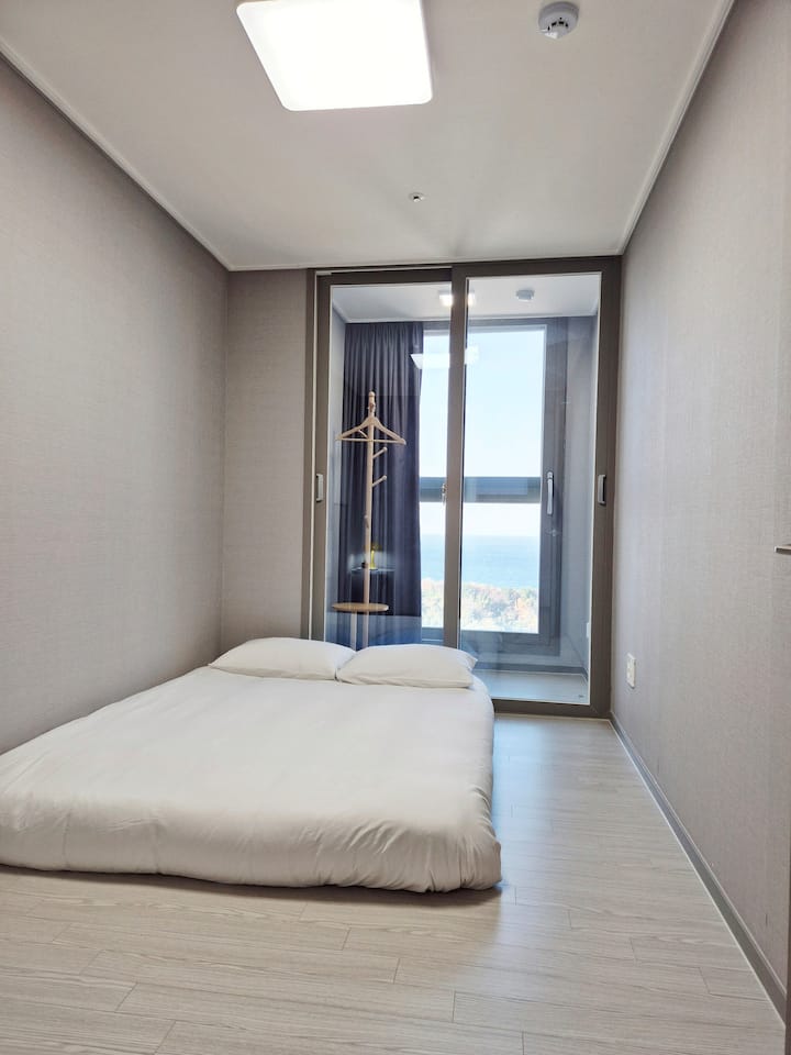 Простор каде што се спојуваат топлината на корејскиот камин и модерниот ентериер. Совршено за семејни престои.