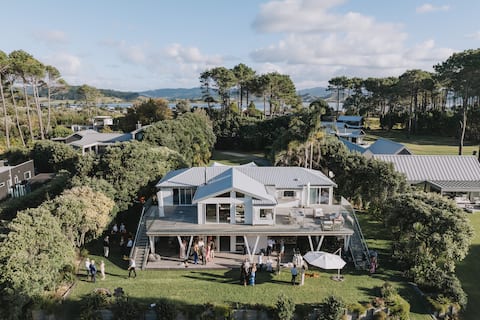 Luxury Beachfront Retreat – The Pines, Matarangi