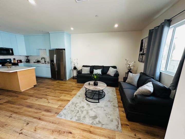 All New 2470 Ft 6 Bedroom 8 Beds 4 Parkg 16+people - Los Angeles, CA