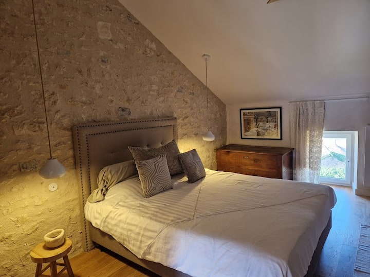 Podkrovná spálňa s manželskou posteľou 160 x 200. Nachádza sa na 2. poschodí hlavného domu. Sprchovací kút je vedľa spálne. Toalety sa nachádzajú na rovnakom poschodí. 