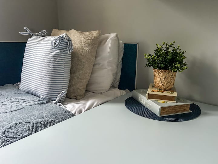 החדר עם מיטת יחיד מיועד בעיקר לילד, מכיוון שהמיטה באורך 190 ס"מ ואינה יכולה להכיל אדם גבוה יותר. מידות החדר הן 2 מ' על 2 מ'.