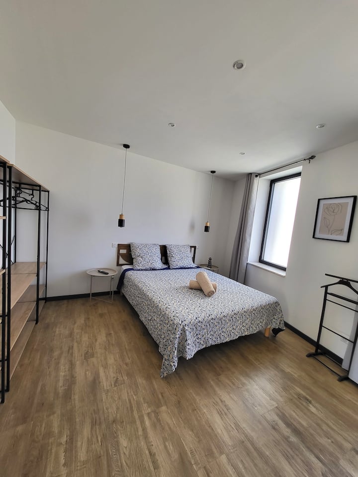 Bračni krevet 160x190cm 
Privatna kupaonica 