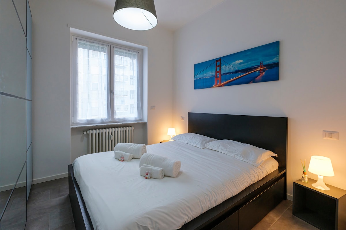 Amplio dormitorio doble con ventana, completo con ropa de cama y 2 almohadas adicionales.