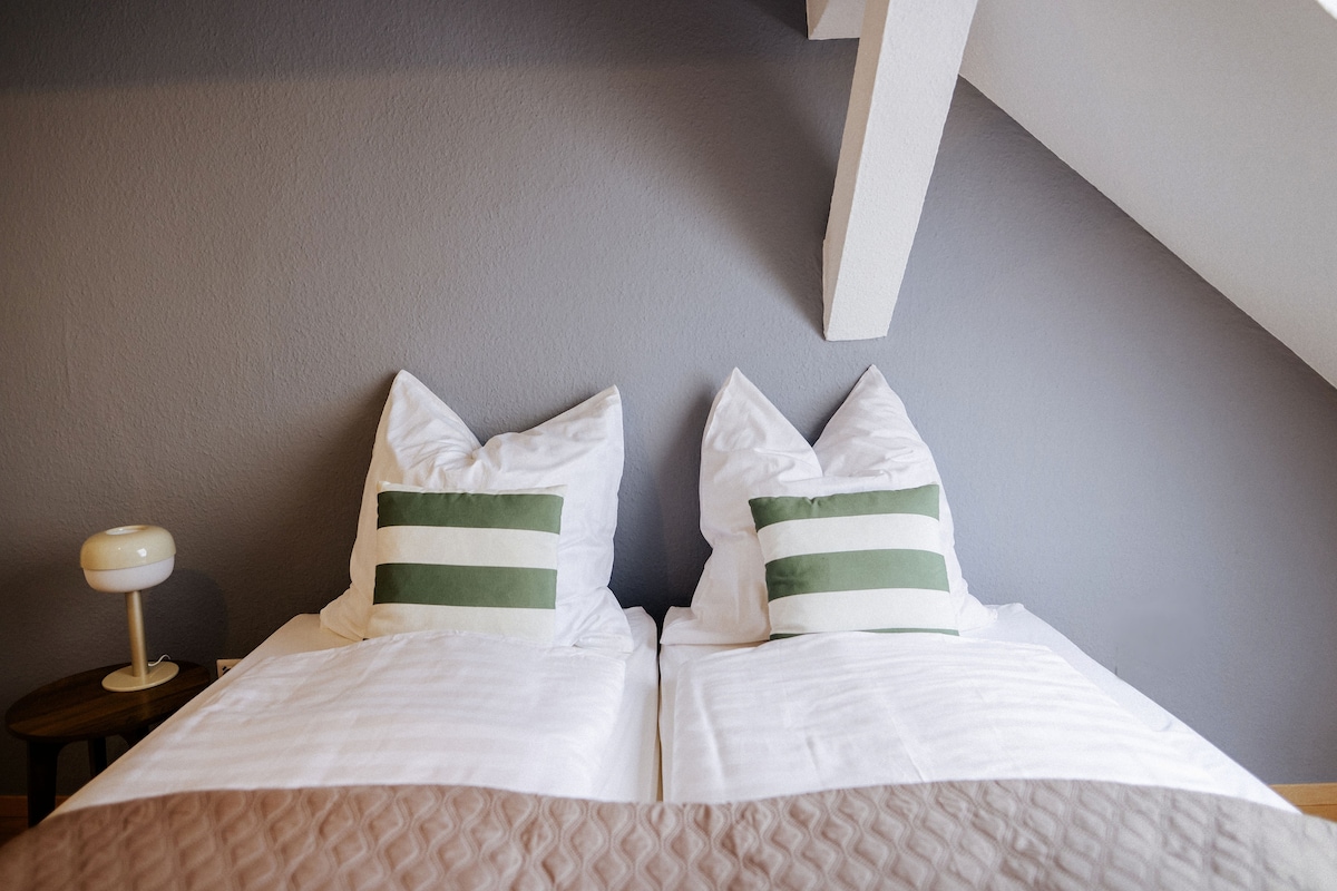 Die Schlafzimmer haben immer 2 Einzelbetten (90x200) die sich trennen oder zusammenschieben lassen.