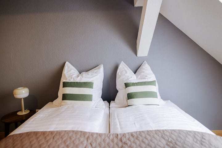 Die Schlafzimmer haben immer 2 Einzelbetten (90x200) die sich trennen oder zusammenschieben lassen.