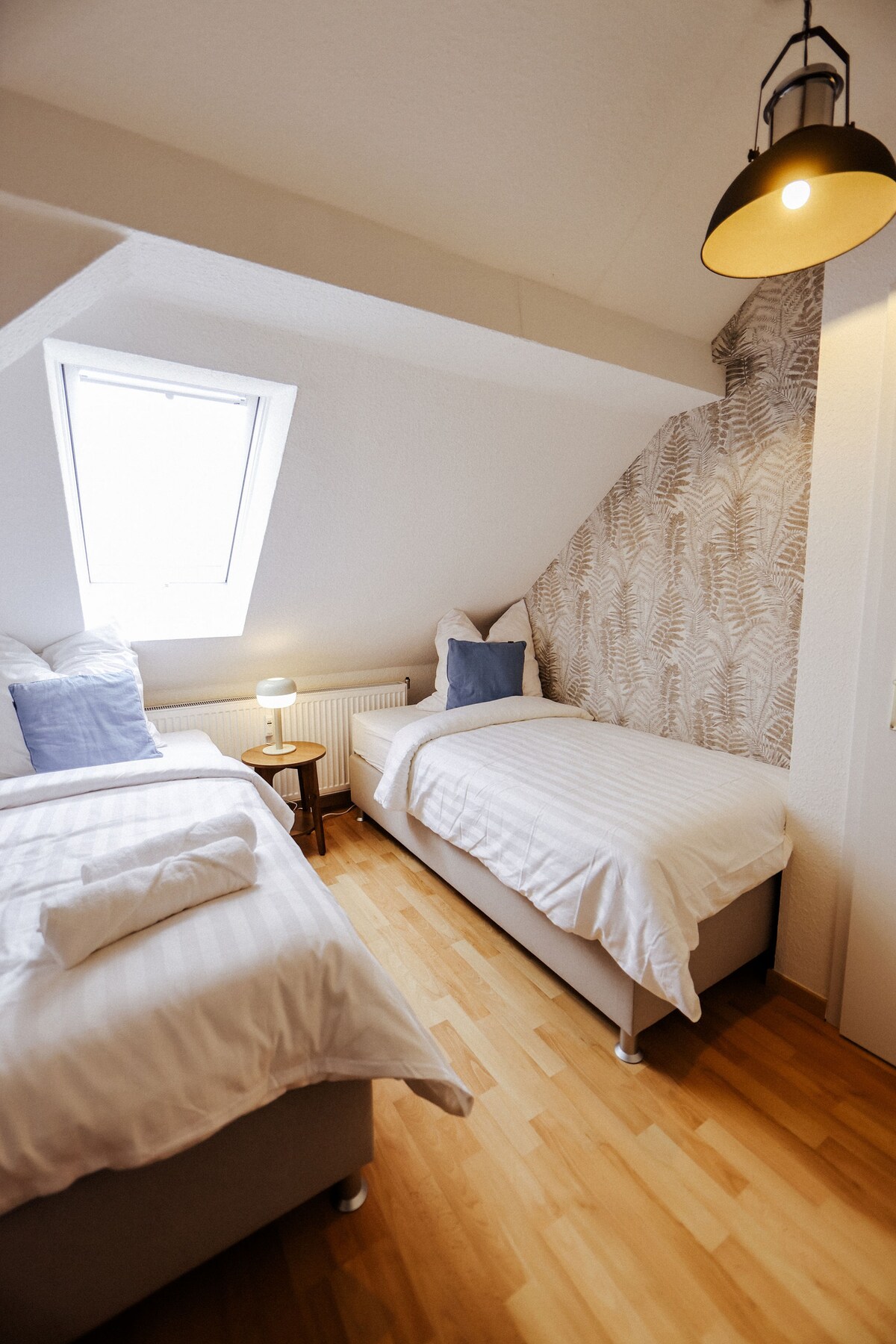 2x Einzelbetten (90x200) mit Nachttisch. Die Schlafzimmer haben immer 2 Einzelbetten die sich trennen oder zusammenschieben lassen.