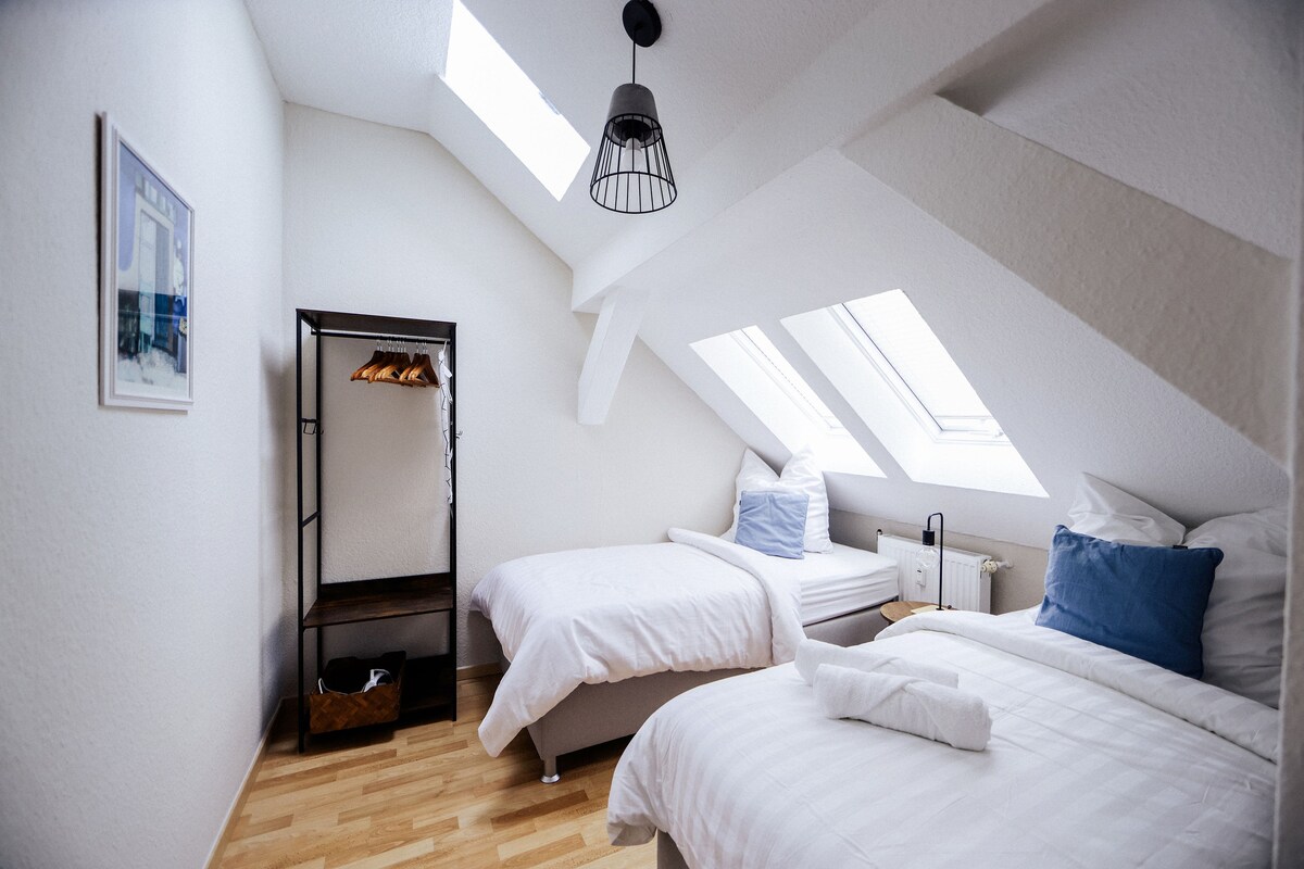 Die Schlafzimmer haben immer 2 Einzelbetten (90x200) die sich trennen oder zusammenschieben lassen. Kleiderschrank.