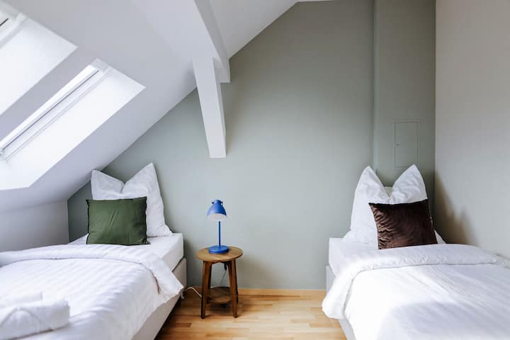 Die Schlafzimmer haben immer 2 Einzelbetten (90x200) die sich trennen oder zusammenschieben lassen. Nachttisch.