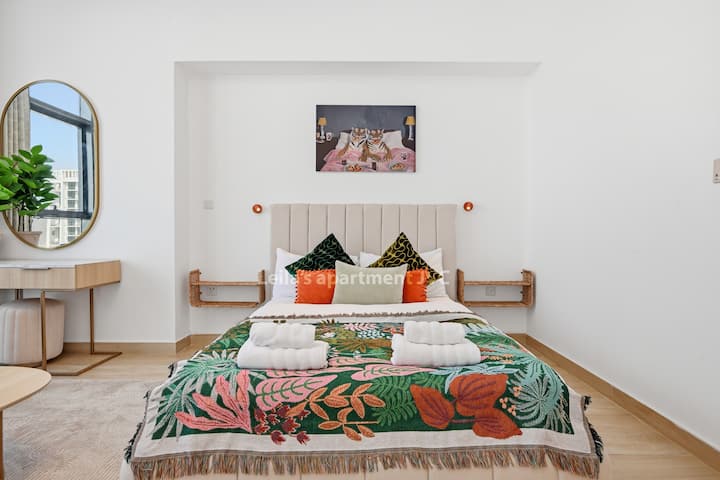 Elegantan bračni krevet (150 – 179 cm) u glavnom prostoru za boravak. Opremljeno prijenosnim svjetiljkama za čitanje i dva noćna ormarića. Čista posteljina, ručnici i jastuci bit će osigurani na početku boravka