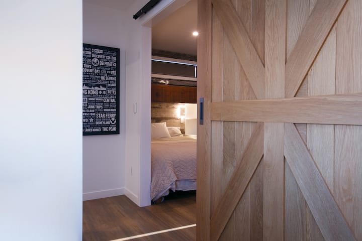 საკულტო კარი ბავშვების ოთახში.