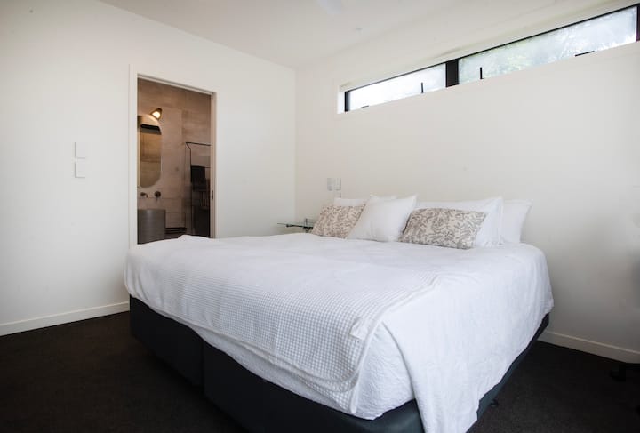 ქვემოთ მდებარე საძინებელს აქვს საკუთარი სააბაზანო საშხაპით, უნიტაზითა და ხელსაბანით. 