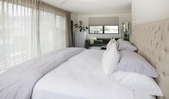 მთავარი საძინებელი დივნითა და საკუთარი სააბაზანოთი. 