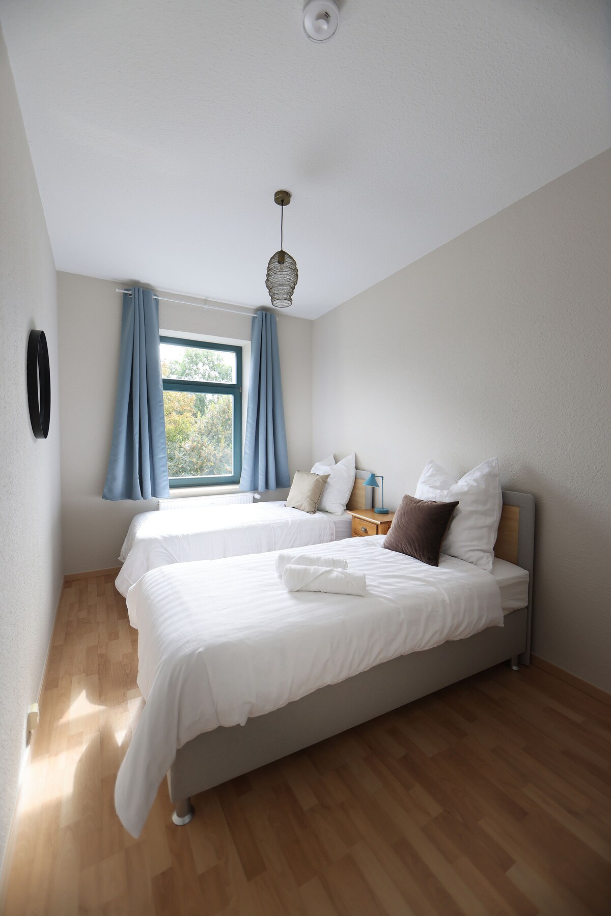 Die Betten (90x200) lassen sich trennen oder zusammenschieben. Nachttisch.