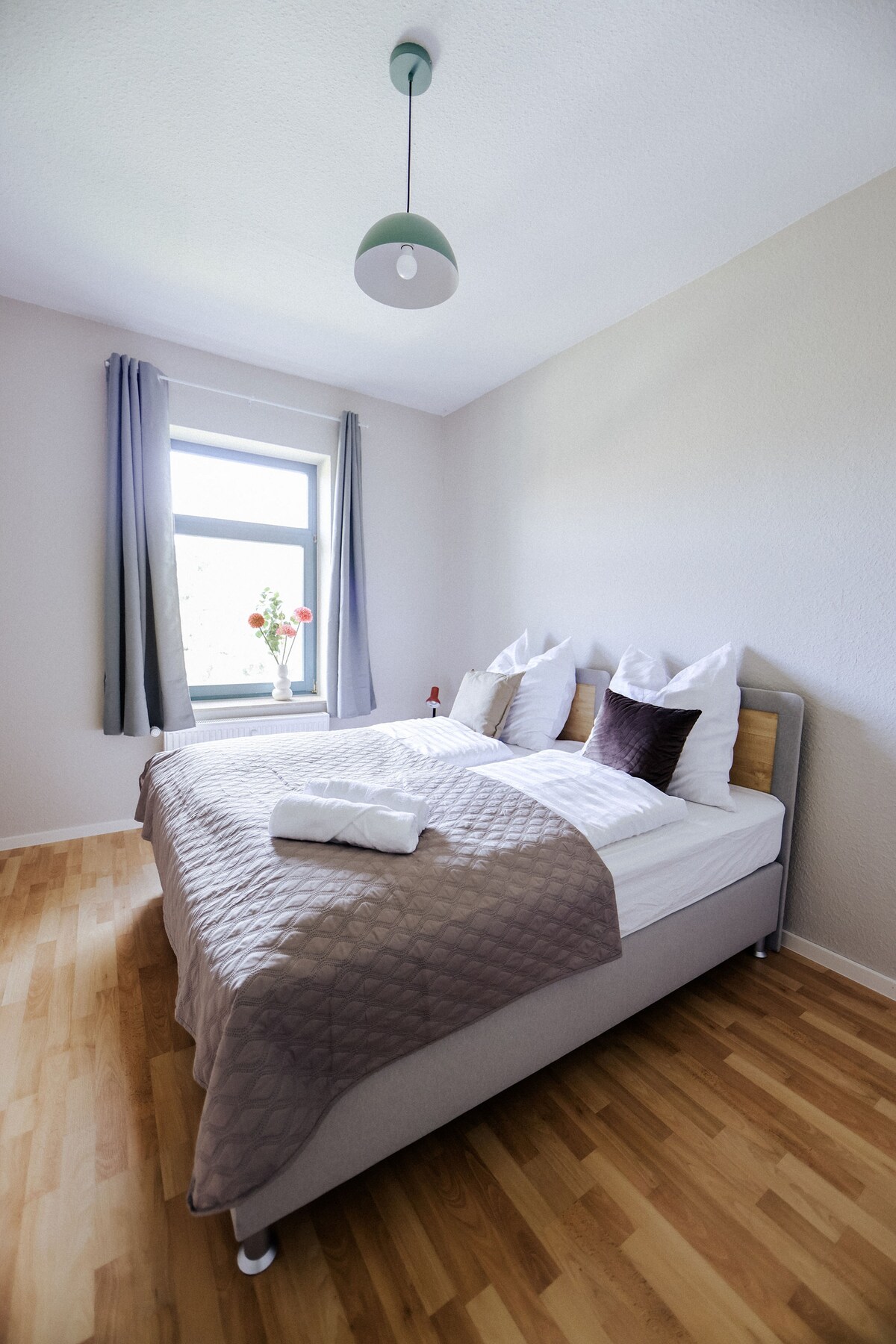 Die Betten (90x200) lassen sich trennen oder zusammenschieben. Nachttisch.