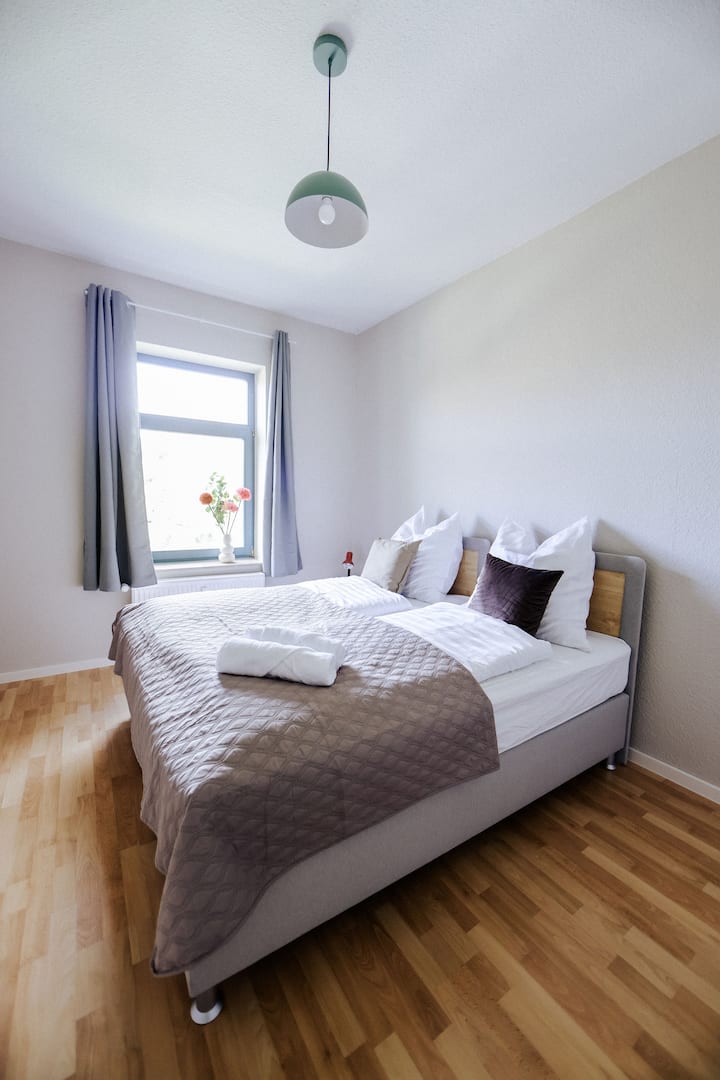 Die Betten (90x200) lassen sich trennen oder zusammenschieben. Nachttisch.