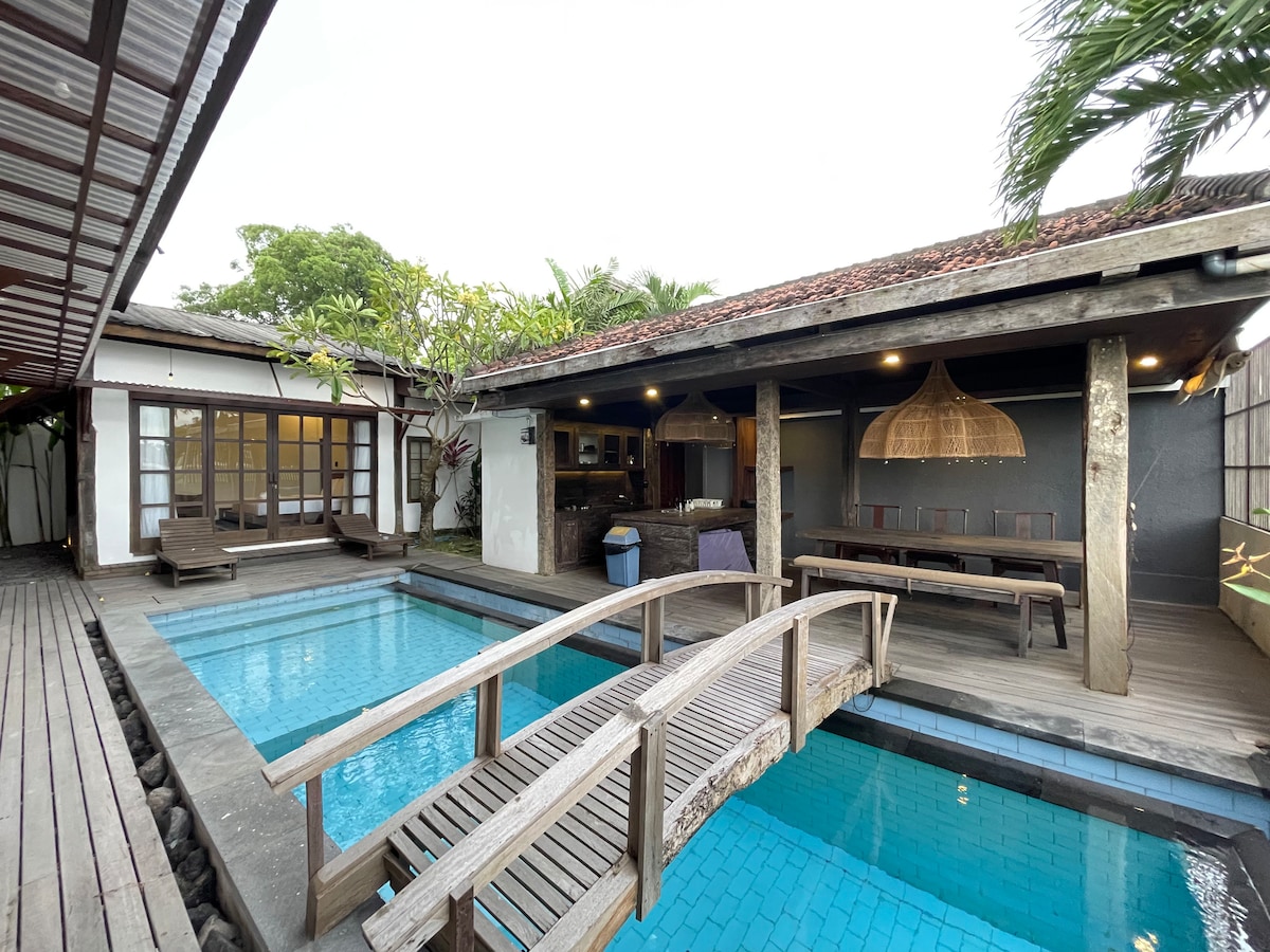 Villa in Mengwi · 4 bedrooms · 4 beds · 3 private baths, comparable Airbnb
