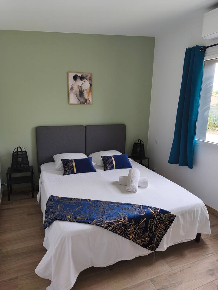 1 Cama doble 160x190

ATENCIÓN: no se proporciona ropa de cama (excepto en caso de solicitud, con cargo adicional)