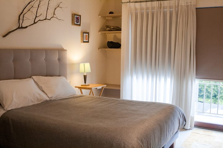 Dit tilflugtssted i Pucon. Queensize-seng, skrivebord, varm indretning og en privat terrasse med udsigt over haven. Dobbeltgardiner til din hvile. Vågn op med naturen, og få ny energi. Komfort og stil skræddersyet til dig.