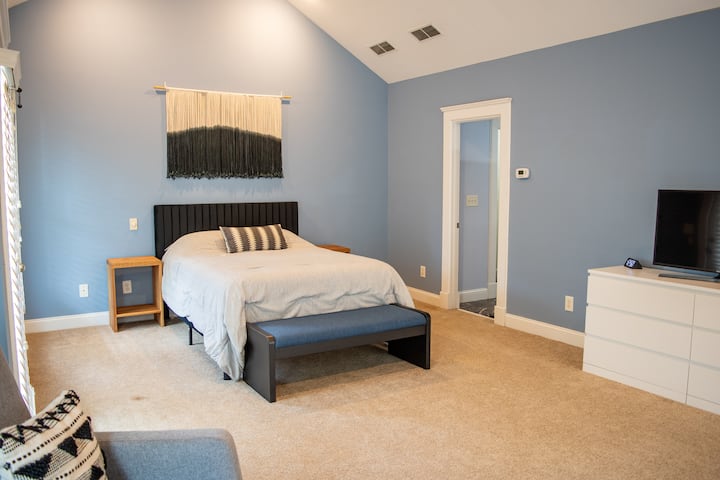 Главна спална соба; брачен кревет (широк 150