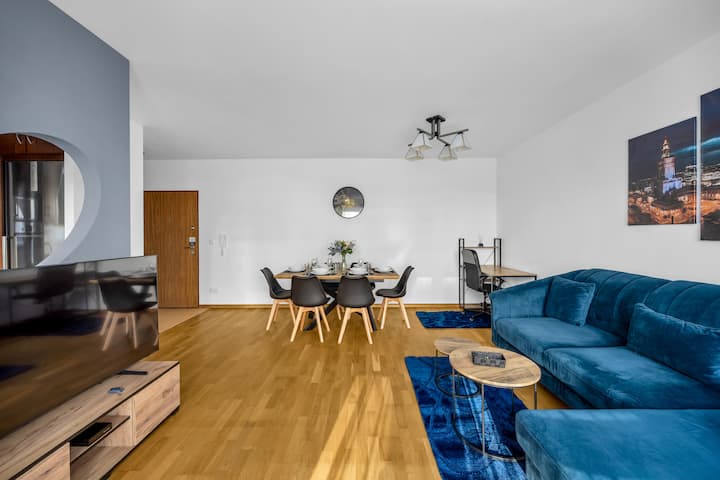 Elegantan dnevni boravak s pametnim televizorom | Rezervirajte odmah na RENTUJEMY.COM