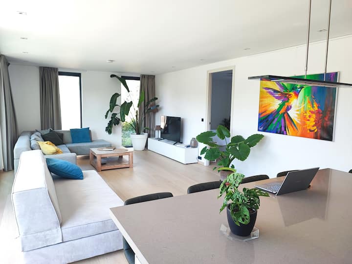 开放式厨房和客厅相互流通，让两者都感觉宽敞。