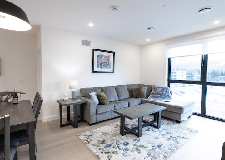 New Condo With Mountain Views And Rooftop Hot Tub - Revelstoke