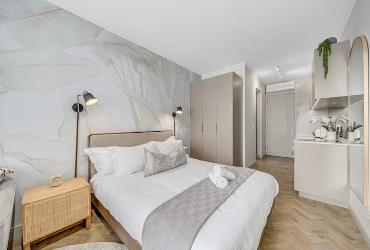 غرفة نوم مريحة مع سرير بحجم كوين مغطى بملاءات قطنية عالية الجودة. يمكن للضيوف الاختيار بين الوسائد الناعمة أو الثابتة، مع توفير بطانية لمزيد من الدفء والراحة.