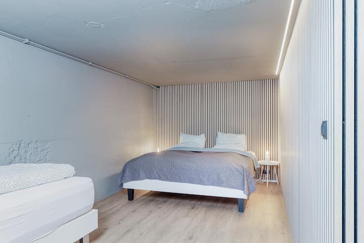 Ეს საძინებელი სარდაფშია. Მას აქვს ერთი ფანჯარა წინა ოთახში და სააბაზანო საშხაპით. 