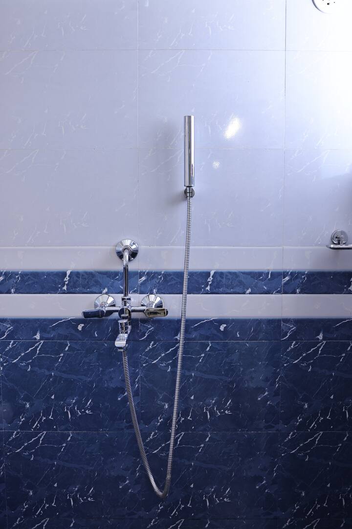 Full bathroom 4 image 3