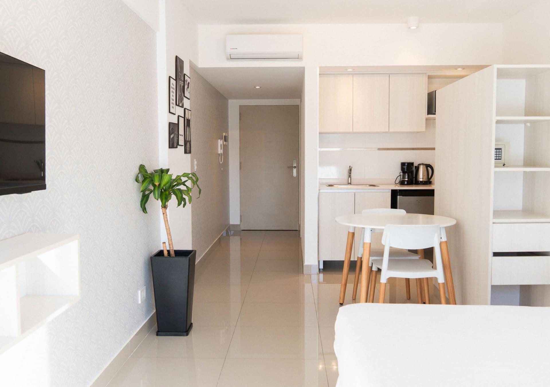 One-bedroom suite apartment with balcony in Monserrat