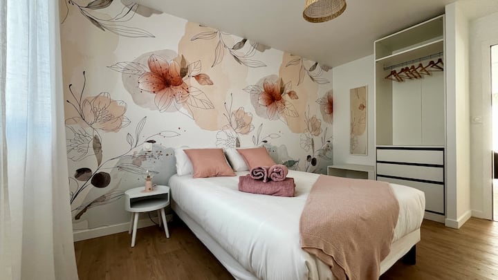 Quarto com cama de casal de 140 cm e vestiário
