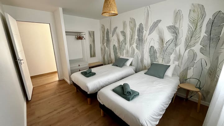 Quarto com 2 camas de solteiro e vestiário