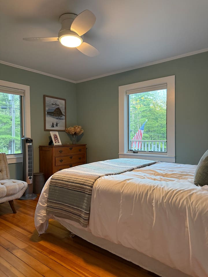 Luminosa y acogedora, con paredes azules, una cama cómoda y detalles sencillos que crean un ambiente tranquilo y relajante.