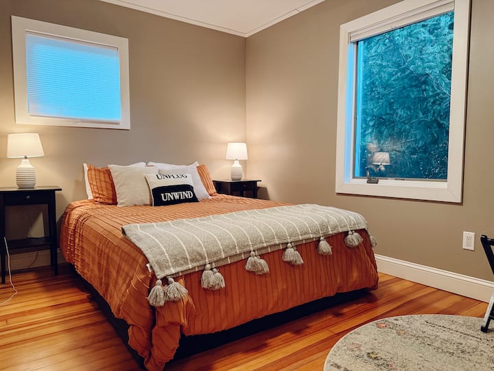 Habitación colorida y alegre con ropa de cama naranja, perfecta para niños o invitados adicionales.